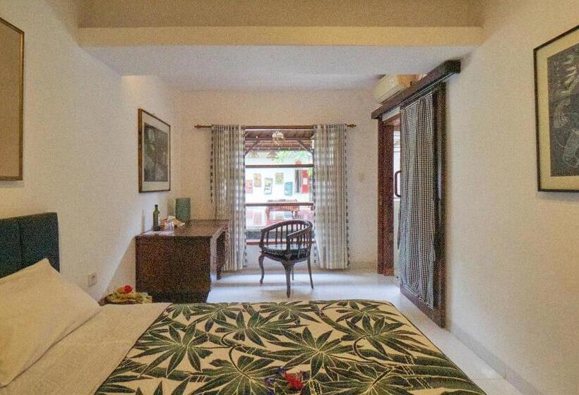 פנסיון Rumah Paros & Gallery