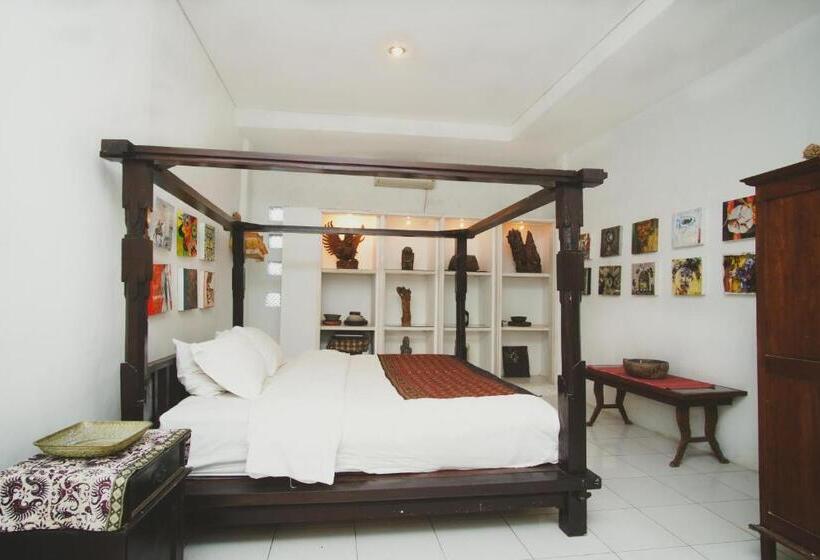 פנסיון Rumah Paros & Gallery