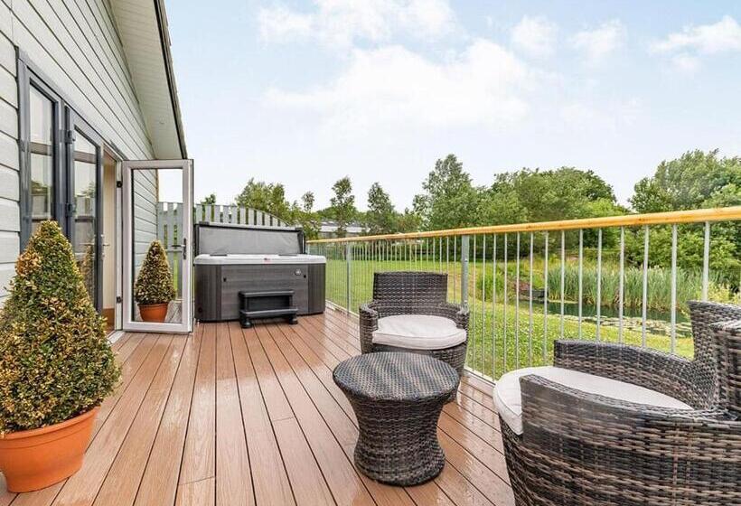 אתר נופש Flaxton Meadows Luxury Lodges