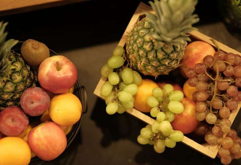 Thes   Hotel & House