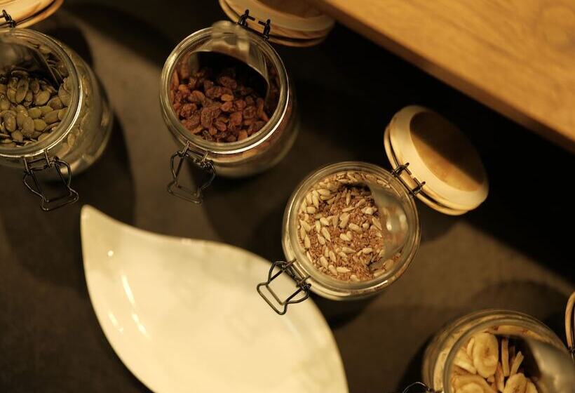 Thes   Hotel & House