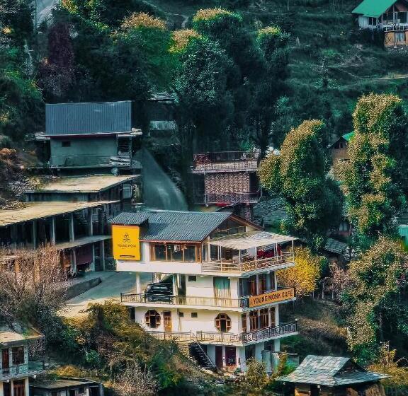 Young Monk Hostel & Cafe Jibhi
