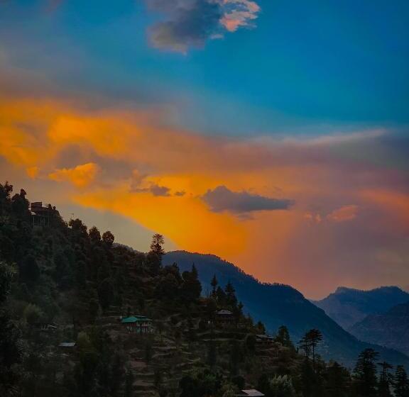 Young Monk Hostel & Cafe Jibhi