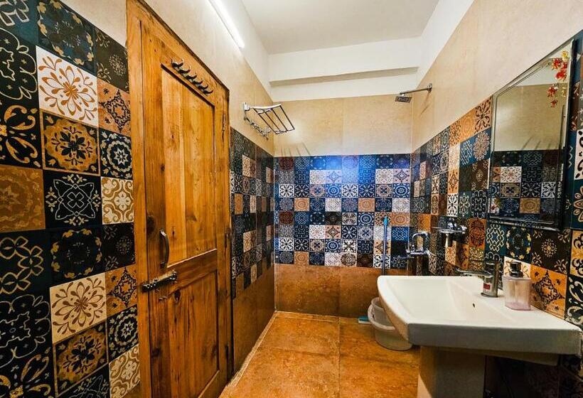Young Monk Hostel & Cafe Jibhi