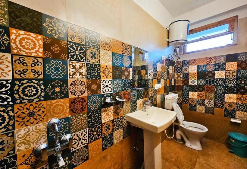 Young Monk Hostel & Cafe Jibhi