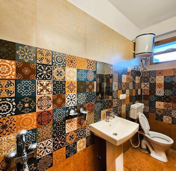 Young Monk Hostel & Cafe Jibhi