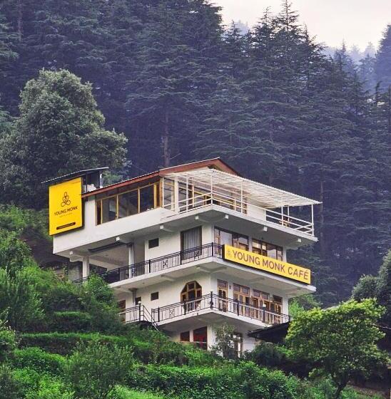 Young Monk Hostel & Cafe Jibhi