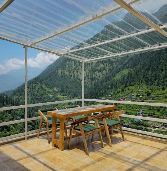 Young Monk Hostel & Cafe Jibhi