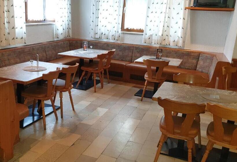 הוסטל Gasthof Hirschen