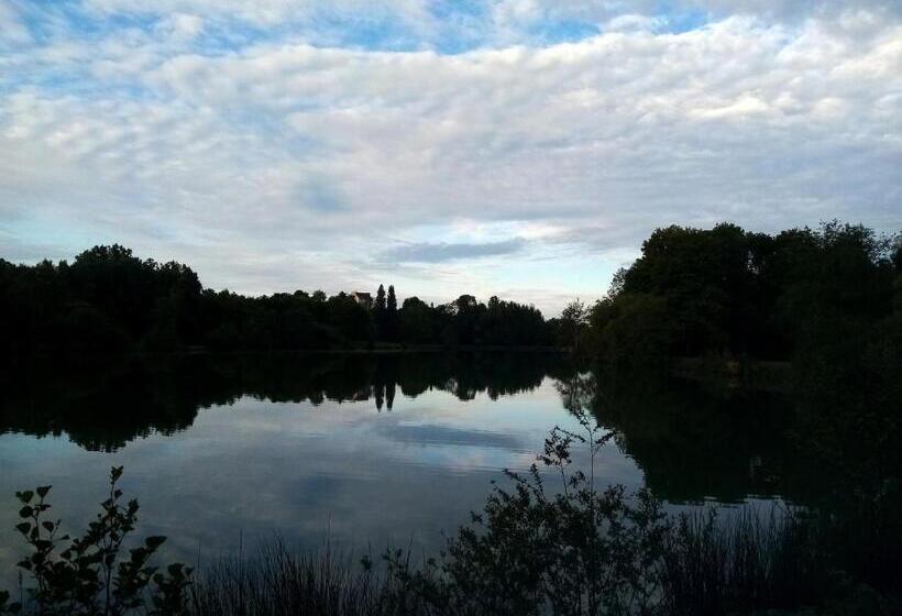住宿加早餐  By The Lake