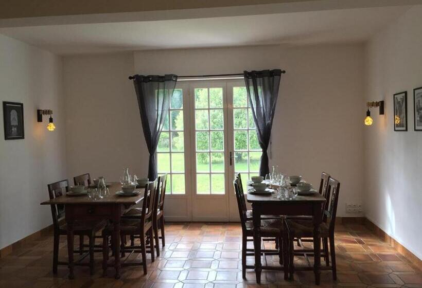 住宿加早餐  By The Lake