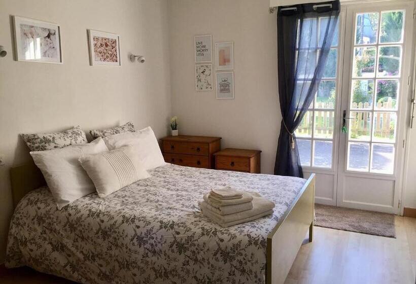 住宿加早餐  By The Lake