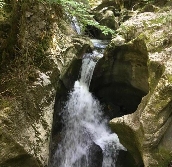 مبيت وإفطار Chambres D Hôtes Des Bauges Route 26 57