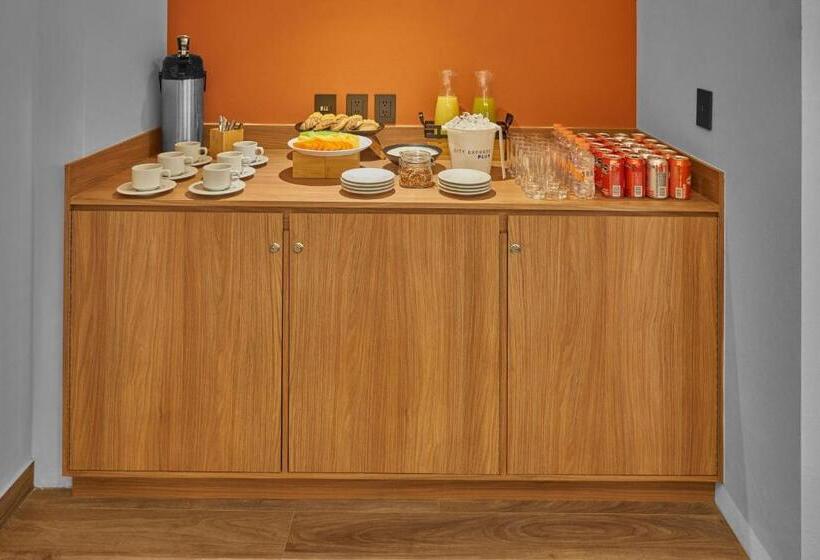 בית מלון כפרי City Express Plus By Marriott Mazatlan