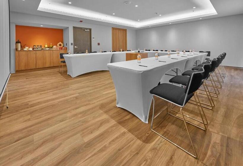 בית מלון כפרי City Express Plus By Marriott Mazatlan