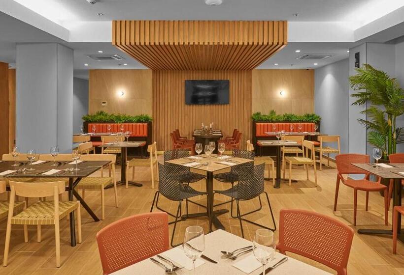 בית מלון כפרי City Express Plus By Marriott Mazatlan