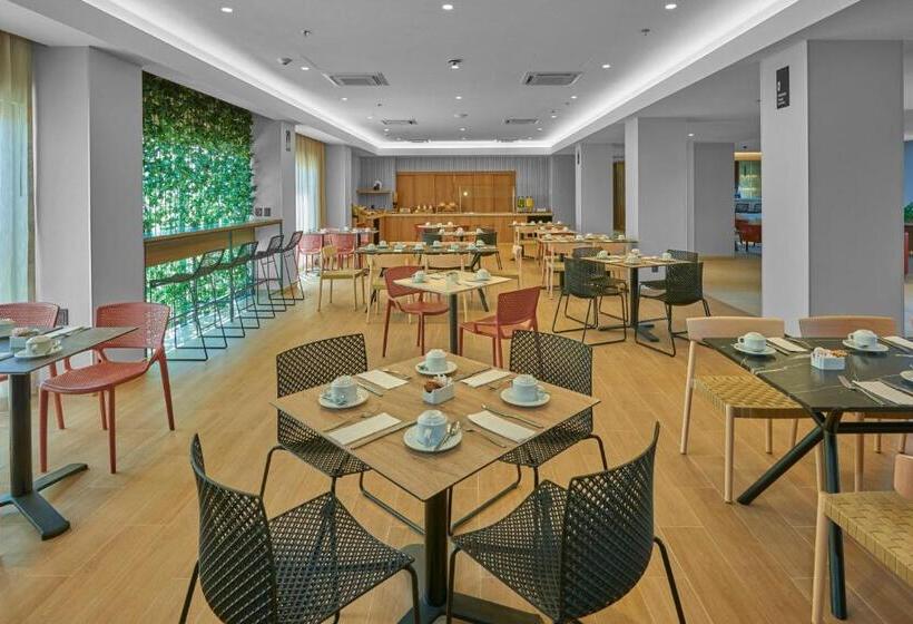 בית מלון כפרי City Express Plus By Marriott Mazatlan