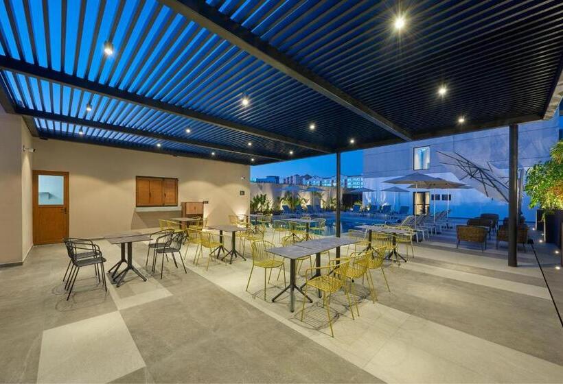 בית מלון כפרי City Express Plus By Marriott Mazatlan