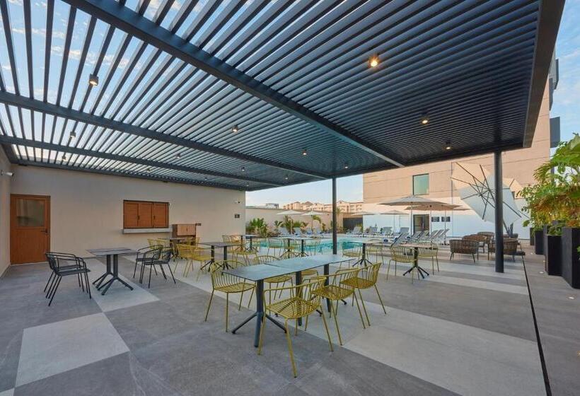 בית מלון כפרי City Express Plus By Marriott Mazatlan