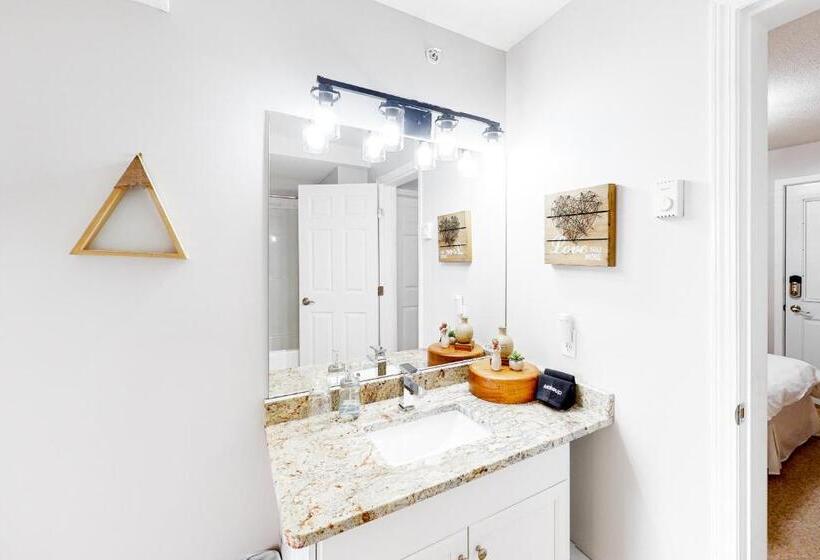 Отель Hilltop Hideaways