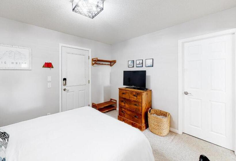 Отель Hilltop Hideaways