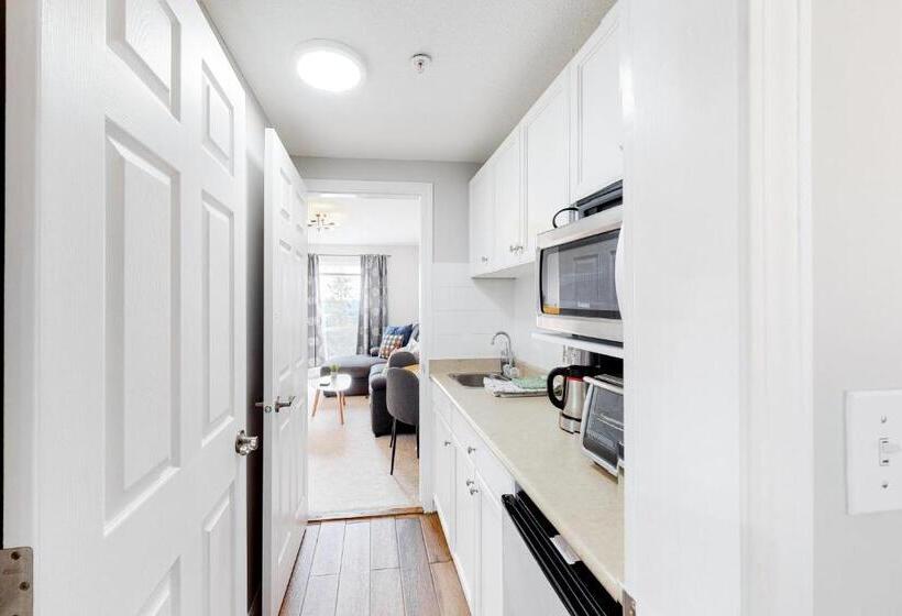 Отель Hilltop Hideaways