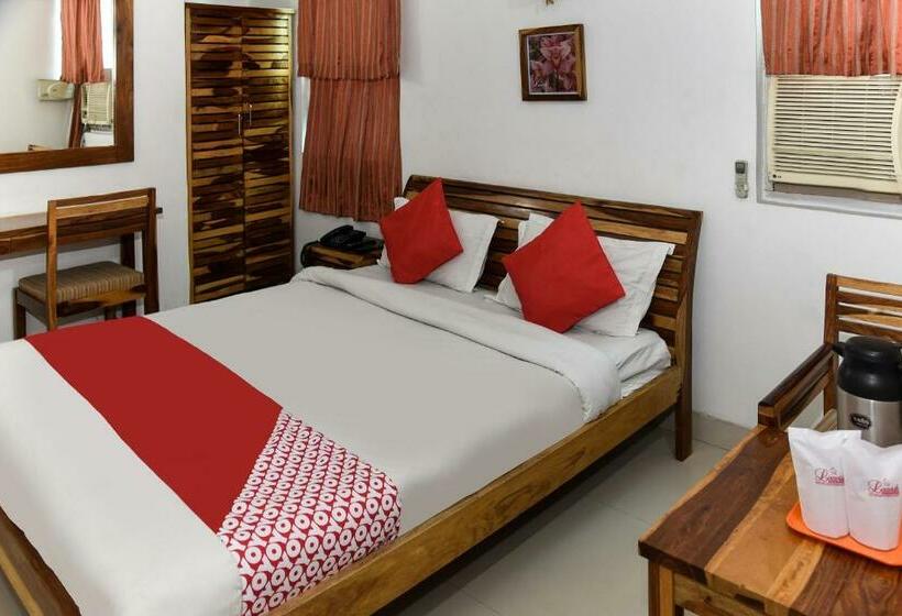 ホテル Oyo 15995 Laavish Business