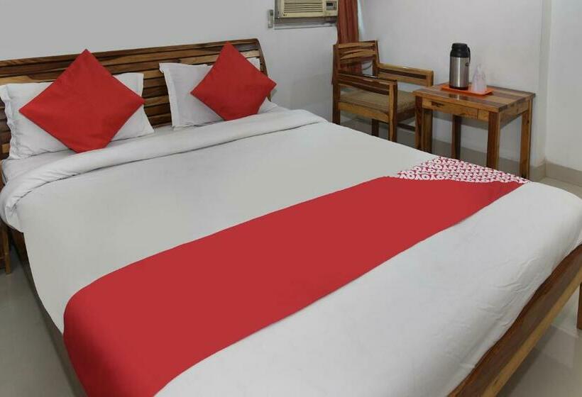 ホテル Oyo 15995 Laavish Business