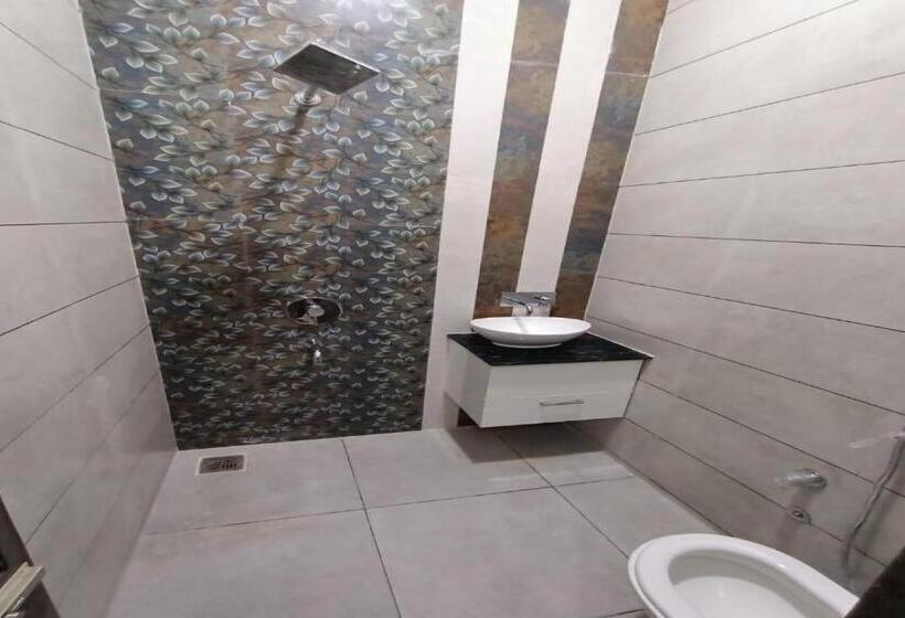 ホテル Pop 84024 Shine Properties