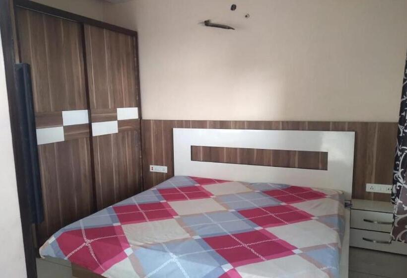 ホテル Pop 84024 Shine Properties