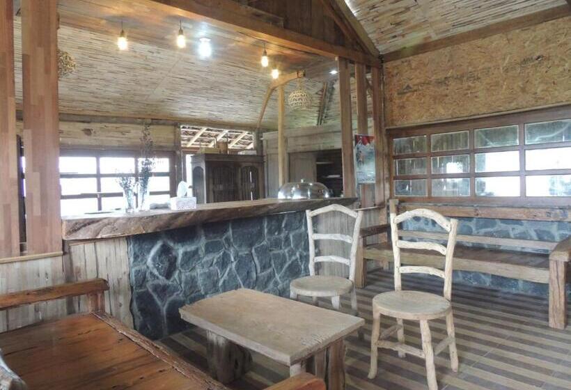 בית מלון כפרי Singgasana Villa & Resto