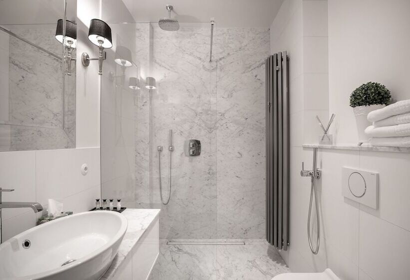 膳宿费 Manowce Palace