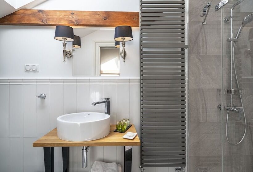 膳宿费 Manowce Palace