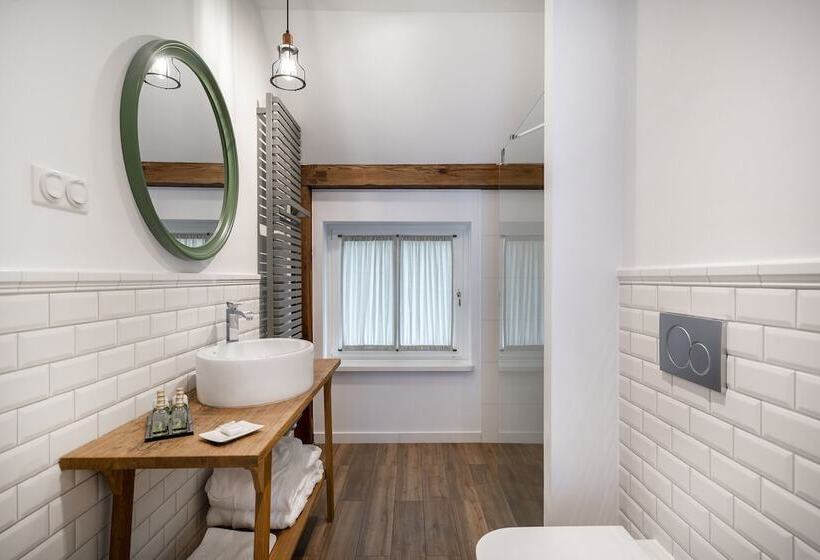 膳宿费 Manowce Palace