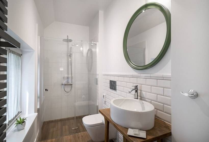 膳宿费 Manowce Palace