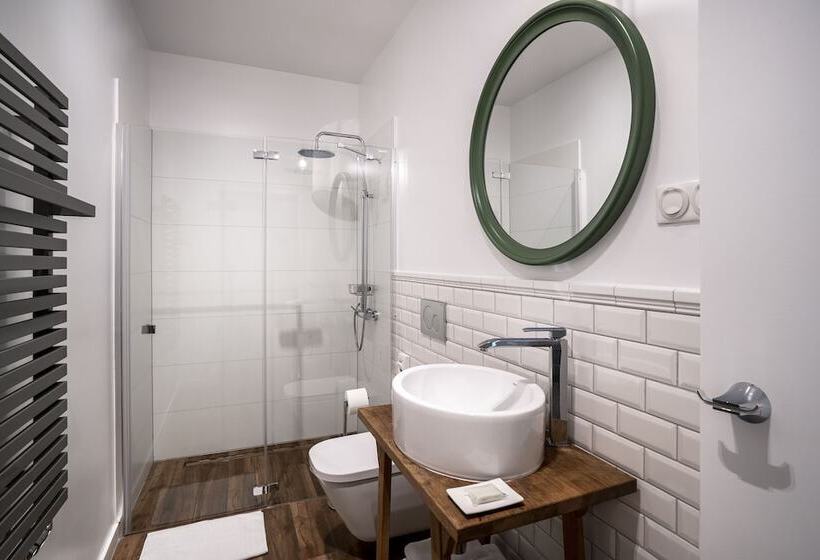 膳宿费 Manowce Palace