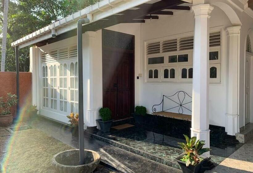 ペンション Tropical Colonial Retreat Minutes From The Beach