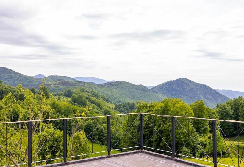 Ursa Mica Glamping Resort