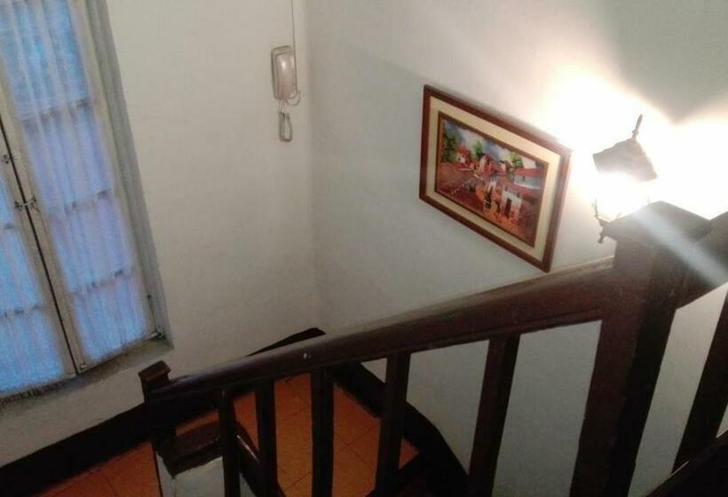 הוסטל Hostal Isidoros