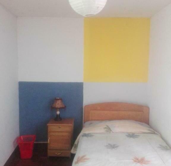 הוסטל Hostal Isidoros