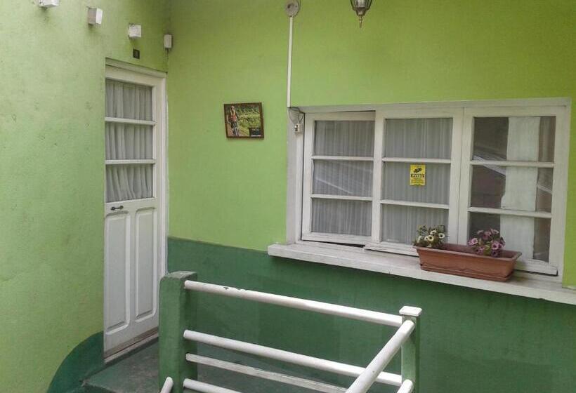 הוסטל Hostal Isidoros