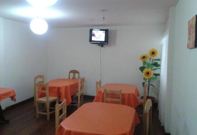 הוסטל Hostal Isidoros