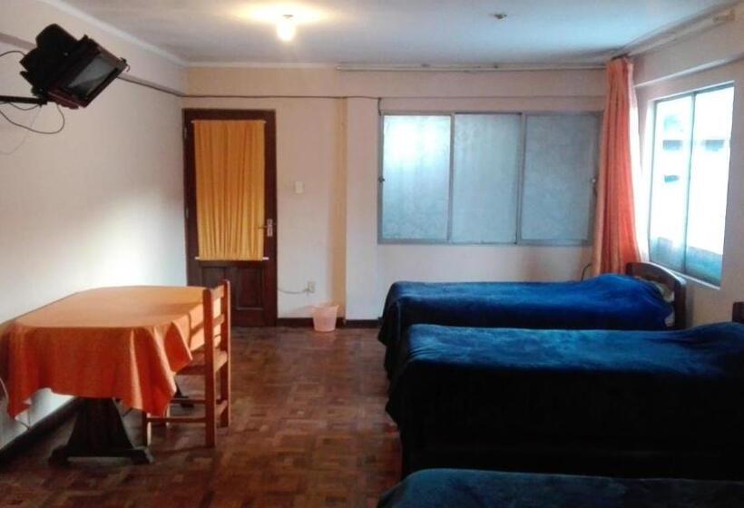 הוסטל Hostal Isidoros