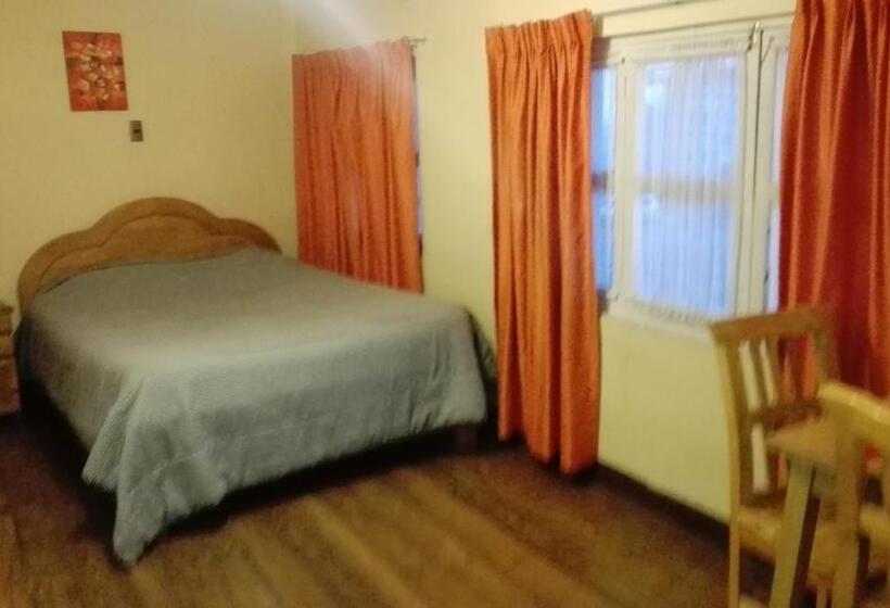 הוסטל Hostal Isidoros