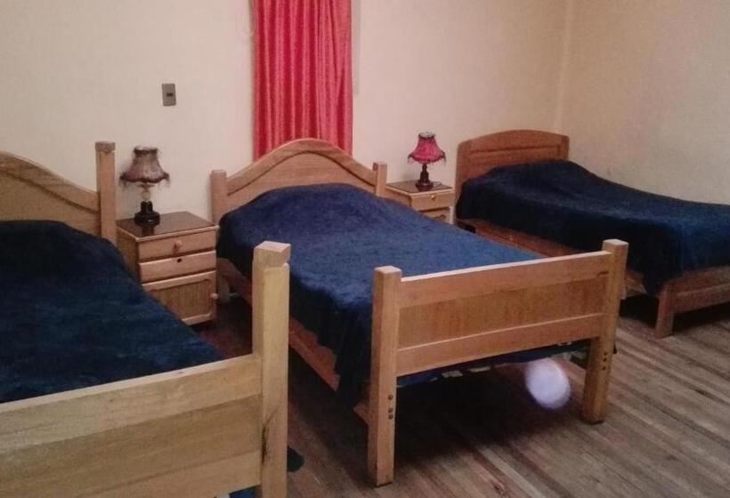 הוסטל Hostal Isidoros