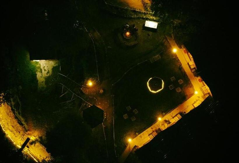 Общежитие Monkey Mud House And Camps, Bir