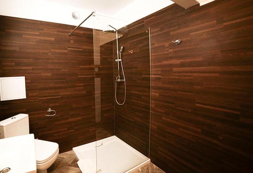 تختخواب و صبحانه Izabella