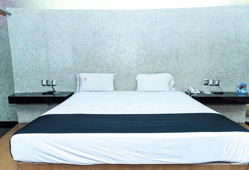 Dluxe Auto Hotel Adults Only