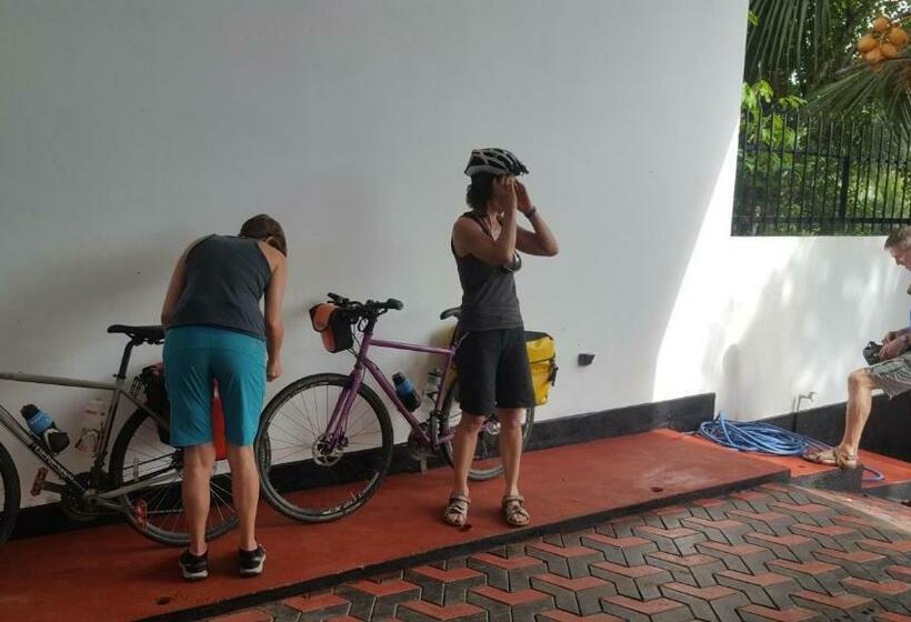 ホテル Bayona Malwaththa