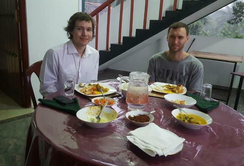 ホテル Bayona Malwaththa